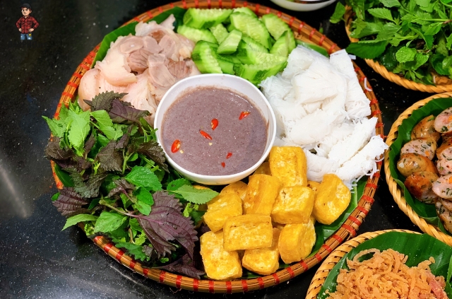 Chén mắm tôm là linh hồn của món bún đậu